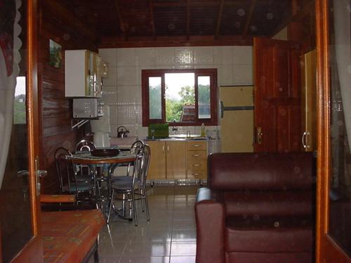 - une cuisine avec une table et des chaises dans la chambre dans l'établissement Tranquilidade na Praia da Gamboa, à Garopaba