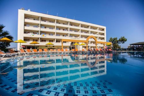 Bazén v ubytování Tuntas Family Suites Kusadasi nebo v jeho okolí