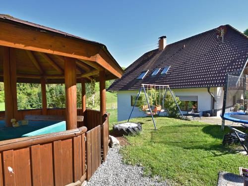 einen Hinterhof mit einem Pool und einem Haus in der Unterkunft Black Forest farmhouse in charming location in Hofstetten
