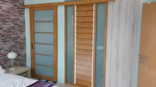 Ένα ή περισσότερα κρεβάτια σε δωμάτιο στο Garden Apartment at Zenith