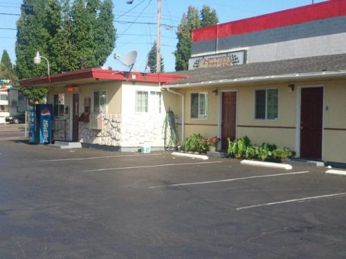 a building with a parking lot next to a gas station at Aaron Motel in Portland