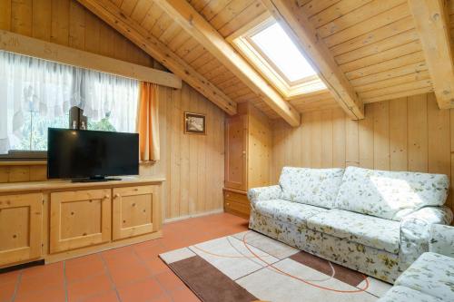 TV a/nebo společenská místnost v ubytování Appartamenti Ladina