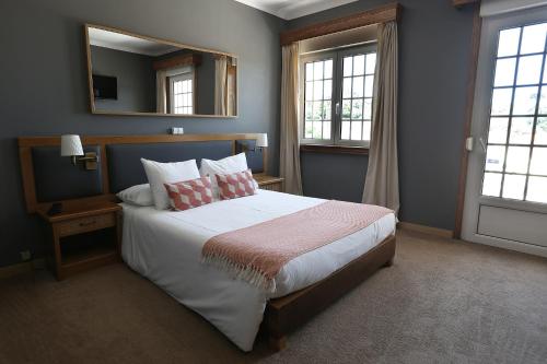 A bed or beds in a room at Cosy Sintra