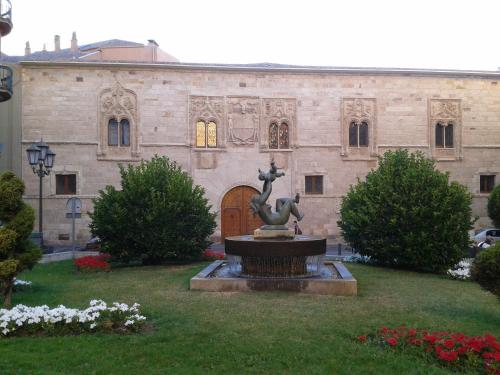 Zamora Apartments في سمورة: تمثال الغزلان أمام المبنى
