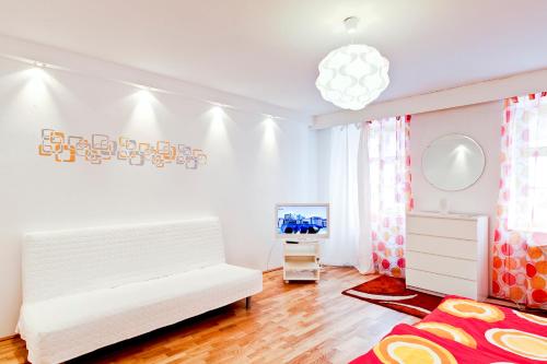 een witte slaapkamer met een bed en een spiegel bij Apartment Opera in Wenen