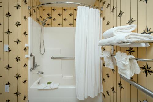 Ett badrum på Plaza Inn & Suites at Ashland Creek