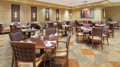 The Florida Hotel & Conference Center in the Florida Mall photo 27
