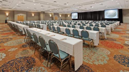 The Florida Hotel & Conference Center in the Florida Mall photo 37