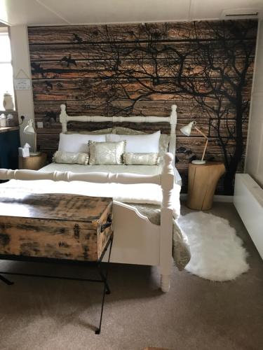 阿馬的住宿－Log cabin，一间卧室设有两张床和木墙