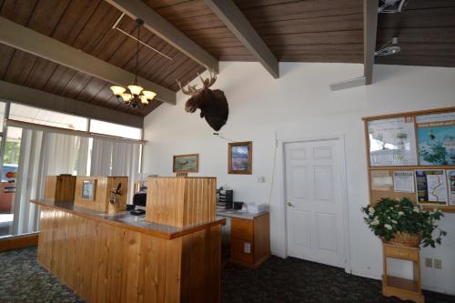 an office with a desk and a counter in a room at Dude & Roundup in West Yellowstone