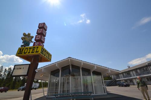 a motel sign in front of a building at Dude & Roundup in West Yellowstone