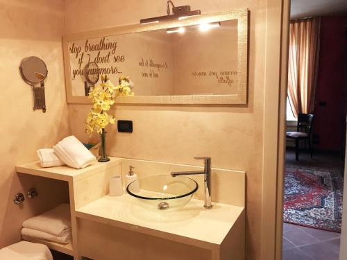 y baño con lavabo y espejo. en La Foresteria del Castello - Wellness Hotel in Dimora Storica, en CastellʼAlfero