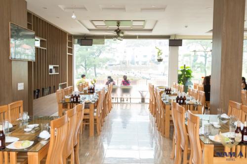 Un restaurante u otro lugar para comer en Nam A Hotel