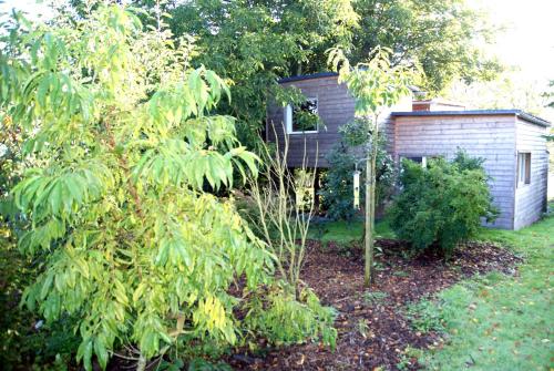 a small house in the middle of a garden at La cabane de Denier in Denier