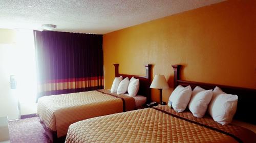 康科特的住宿－Rodeway Inn，酒店客房设有两张床和窗户。