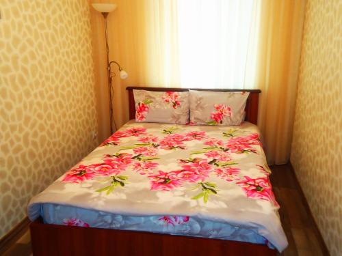 Een bed of bedden in een kamer bij Apartments Deribasovskaya 12