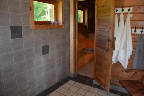 Kylpyhuone majoituspaikassa Laasi Cozy Cottage