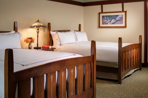 1 dormitorio con 2 camas y mesa con lámpara en The Lodge at Torrey Pines, en San Diego