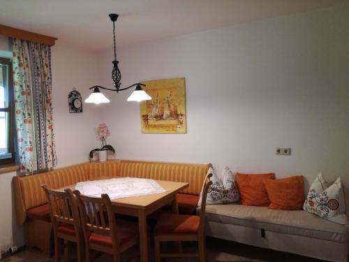 ein Wohnzimmer mit einem Tisch und einem Sofa in der Unterkunft Apartment Knablhof in Sankt Martin am Tennengebirge