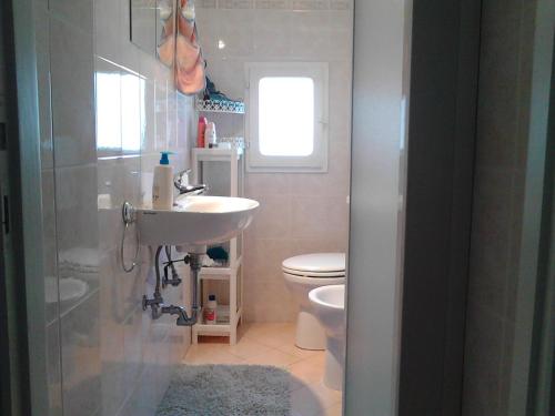 un baño con lavabo e inodoro en Mare, Monti e...Cinque Terre, en La Spezia