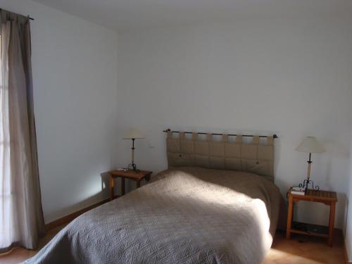 サン・フロランにあるappartement acqua dolceのベッドルーム1室(ベッド1台、テーブルにランプ2つ付)