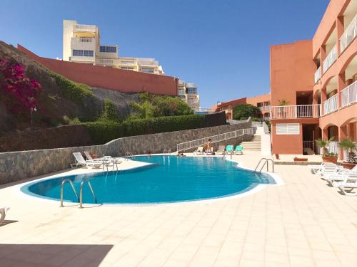 a swimming pool in the middle of a building at Residencial Playa Paraiso in Costa Calma
