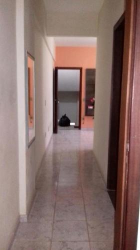 皮烏馬的住宿－Apartamento em Piúma-ES，一条空的走廊,走廊通往一个房间