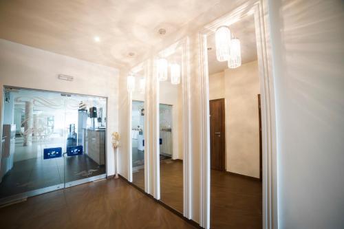 un salon avec un miroir et un couloir avec une chambre dans l'établissement Pelikan, à Aleksandrów Łódzki