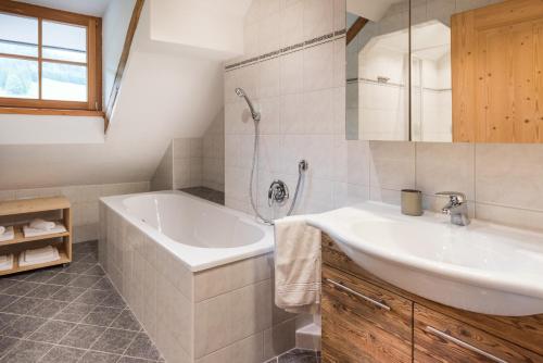 Koupelna v ubytování Pepi's Landhaus