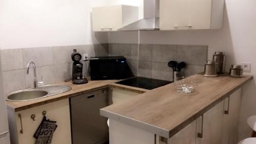 een keuken met een spoelbak en een aanrechtblad bij La moliere de l opéra - Vieux Port in Marseille