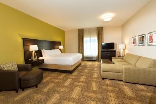 Кровать или кровати в номере Staybridge Suites Orlando at SeaWorld by IHG - Free Parking & Shuttle to Seaworld Parks