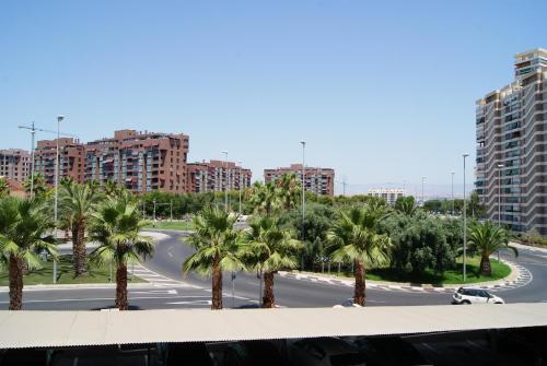 vistas a una calle con palmeras y edificios en Costa Blanca Apartment en Alicante