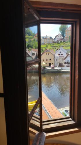Výhled na řeku, která protéká v blízkosti hostelu