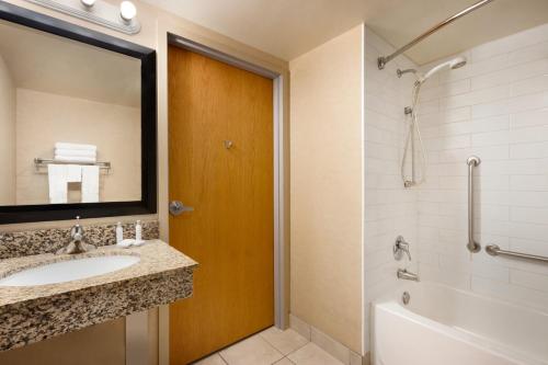 Imagen de la galería de Travelodge Hotel by Wyndham Saskatoon, en Saskatoon