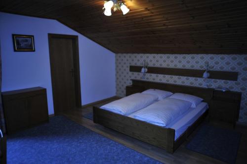 - une chambre avec un lit dans une pièce bleue dans l'établissement Pension Rita, à Silandro