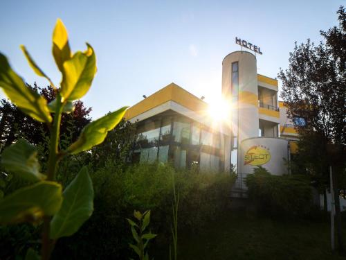 a building with the sun shining in front of it at Hotel Select in Atessa