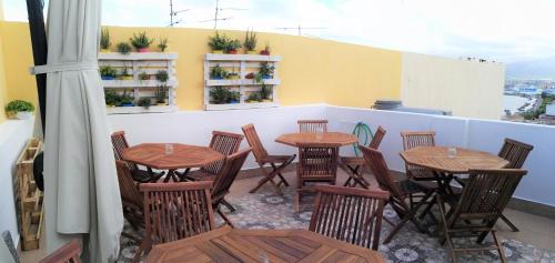 un ristorante con tavoli e sedie su un balcone di B&B Micucco a Milazzo