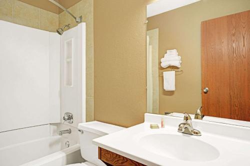 Super 8 by Wyndham Rogers Minnesota tesisinde bir banyo