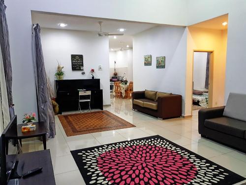 sala de estar con sofá y alfombra roja en Siantan - Near Std Hang Jebat, Sg Udang & UITM Lendu en Melaka