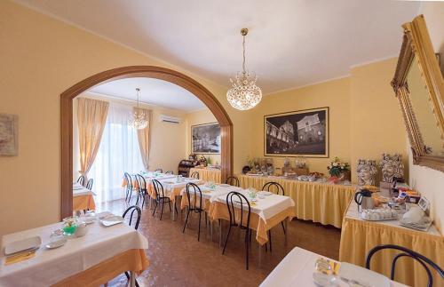Een restaurant of ander eetgelegenheid bij San Pietro