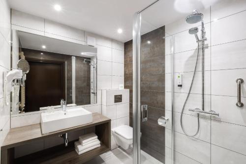 a bathroom with a sink and a shower at Hotel Konradówka Wellness & SPA - 300 metrów do centrum in Karpacz