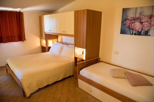 pokój z 2 łóżkami w pokoju hotelowym w obiekcie Appartamenti e Affittacamere Le Due Ruote w mieście Alberese
