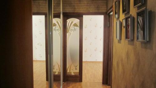 トムスクにあるApartment on Michurinaの鏡付きのガラス戸