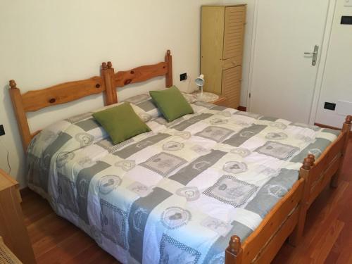 um quarto com uma cama grande e uma estrutura em madeira em Affittacamere Penasa em Rabbi