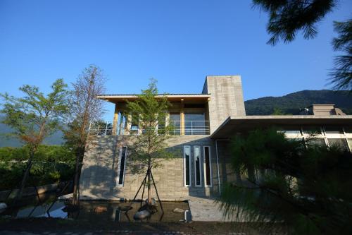 a house with a tree in front of it at Chuying Sunrise B&B in Jian