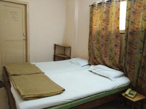 Tempat tidur dalam kamar di Srinivasa Lodge