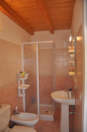 カターニアにあるLa Terrazza di Rosyのバスルーム(シャワー、トイレ、シンク付)