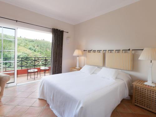 Säng eller sängar i ett rum på Villa Ribeira Do Banho