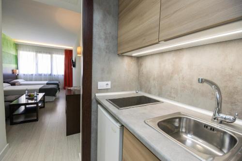 Kuchyň nebo kuchyňský kout v ubytování Apartamentos Recoletos