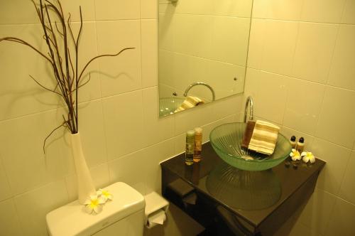 y baño con lavabo, aseo y espejo. en Bangkok Living, en Bangkok